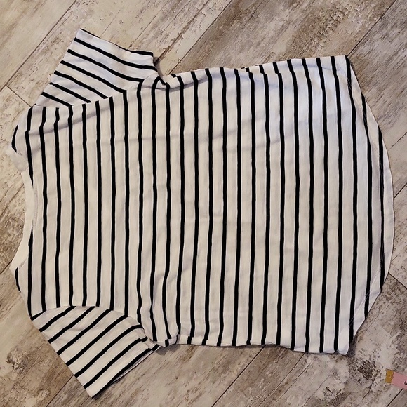 Old Navy V Neck Short-sleeved Tee Shirt - Picture 4 of 8